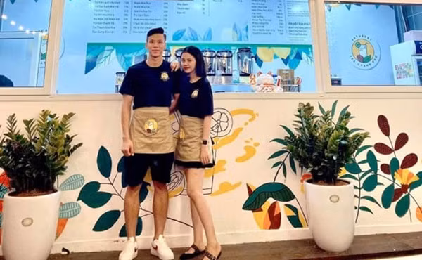 Dịp 20/10, Quế Ngọc Hải cho biết anh đã tự tay chọn quà cho bà xã Thùy Phương nhưng không tiết lộ cụ thể. Trở về từ Indonesia, đội trưởng tuyển Việt Nam được dân mạng khen là "ông chồng đảm đang" khi thường khoe ảnh chăm con và phụ vợ bán hàng ở tiệm trà chanh mới mở tại Hà Tĩnh.