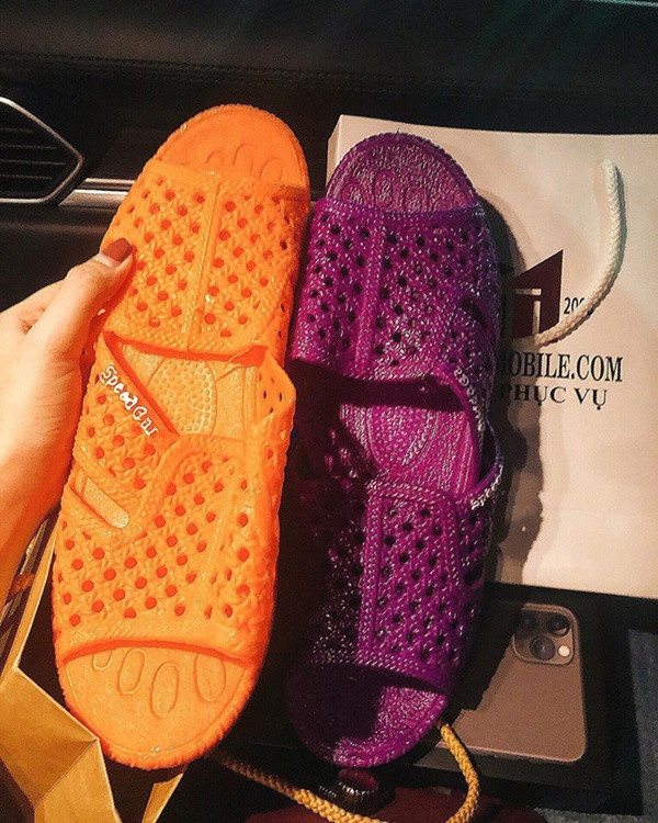 Tối 18/10, Dung Trần - bạn gái cầu thủ Phạm Xuân Mạnh - khoe nhận được quà 20/10 sớm từ người yêu. Món quà gồm điện thoại iPhone 11 và 2 đôi dép tổ ong màu mè được dân mạng khen có đầu tư và sáng tạo. "Được ông người yêu tâm lý. Vinh đang mùa lụt lội nên tặng hẳn 2 đôi tổ ong", Dung Trần viết.