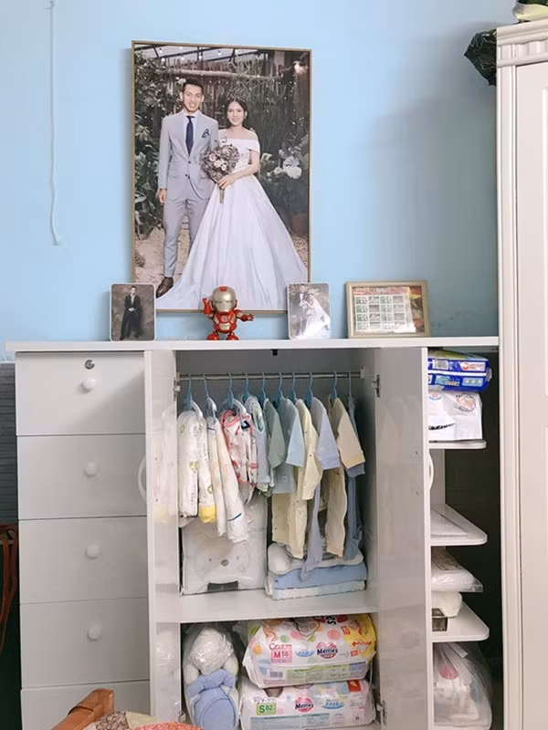 Tiền vệ Đỗ Hùng Dũng và bà xã Triệu Mộc Trinh sắp chào đón con đầu lòng. Tại trang cá nhân, cả hai mới đây đăng nhiều ảnh đồ dùng, quần áo trẻ sơ sinh và thể hiện sự háo hức, chờ mong thành viên mới trong gia đình.