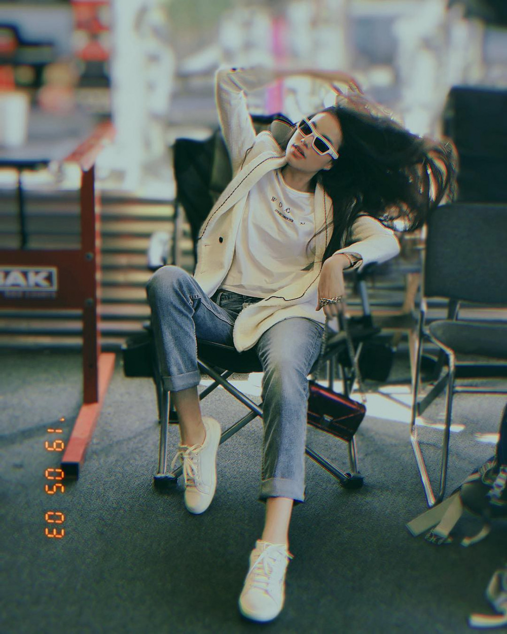 Muốn hack tuổi nhanh nhất, bạn chỉ việc học hỏi Phạm Hương, diện lên mình combo áo phông màu mè, quần jeans rách và nhấn nhá đôi sneakers. Trong trường hợp, bạn muốn vẻ ngoài không chỉ trẻ trung mà còn thật sang chảnh thì một cặp kính râm sẽ là điểm nhấn tuyệt vời.