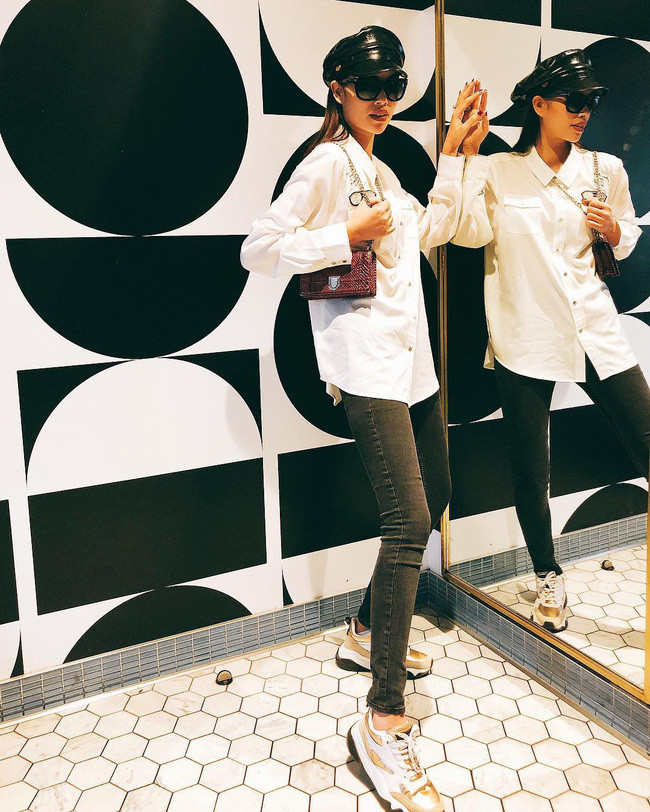 Sẵn đôi chân thon dài, Phạm Hương khéo phô diễn với quần jeans đen dáng skinny. Và khi kết hợp với áo sơ mi oversized cùng những món phụ kiện "chanh sả" như: túi hiệu Dior, kính râm, mũ baker boy… Phạm Hương mang đến ấn tượng vừa sành điệu, cá tính lại trẻ trung hơn hẳn so với hình ảnh trước kia của cô.
