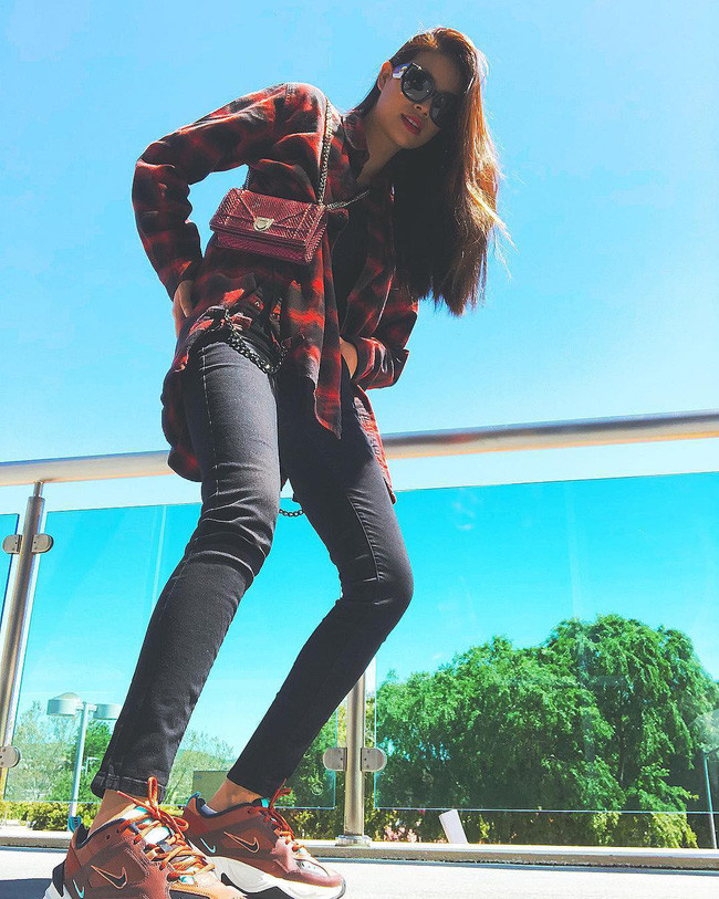 Hay chiếc áo sơ mi kẻ caro khoác ngoài bộ đôi áo thun và quần skinny đen, nhấn nhá sneakers và túi xách xuyệt tông đỏ cũng tạo nên một công thức rất đáng để học hỏi, nếu bạn muốn hoàn thiện style trẻ trung, bụi bặm một chút.