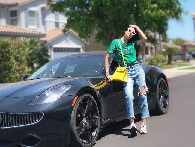 Những khoảnh khắc chất chơi, thời thượng nhất trên Instagram cá nhân của Phạm Hương đều có sự đóng góp to lớn của những set đồ màu trung tính, càng ngày style của Phạm Hương mang một màu sắc mới, trở nên cá tính, gai góc và "tây" hơn.