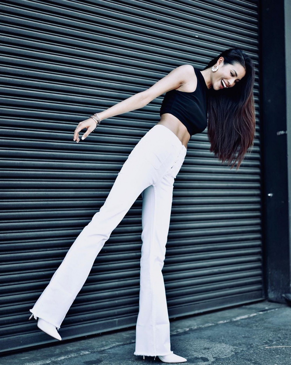 Phạm Hương lên đồ với một set trang phục mang màu trung tính làm chủ đạo, điển hình như đen – trắng. Lựa chọn thời trang này tuy basic, cực dễ mix&amp;match nhưng hiệu quả "sang chảnh hóa" phong cách chất lừ.