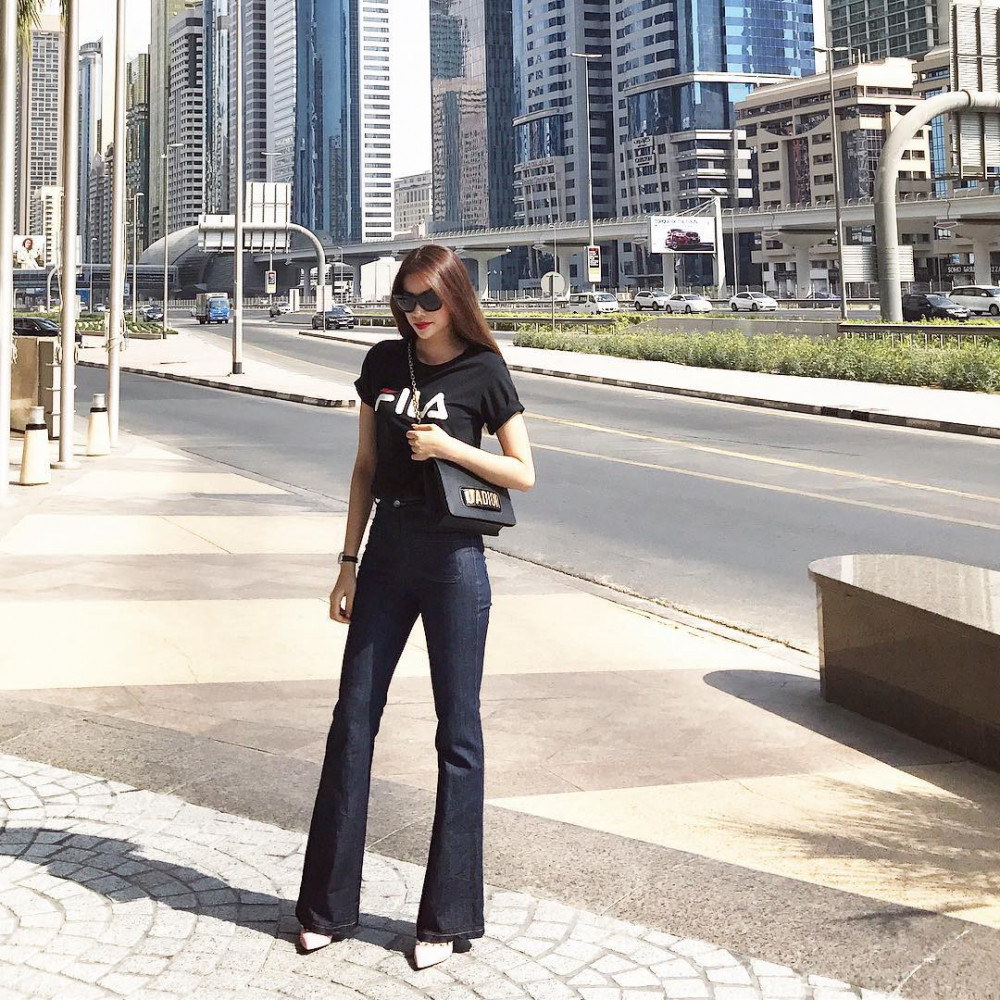 Khi mix áo t-shirt đen với quần ống loe và tô điểm đôi giày cao gót như Phạm Hương, bạn sẽ có ngay set đồ là sự tổng hòa thú vị của nét trẻ trung, sành điệu và vẻ nữ tính, sang chảnh.
