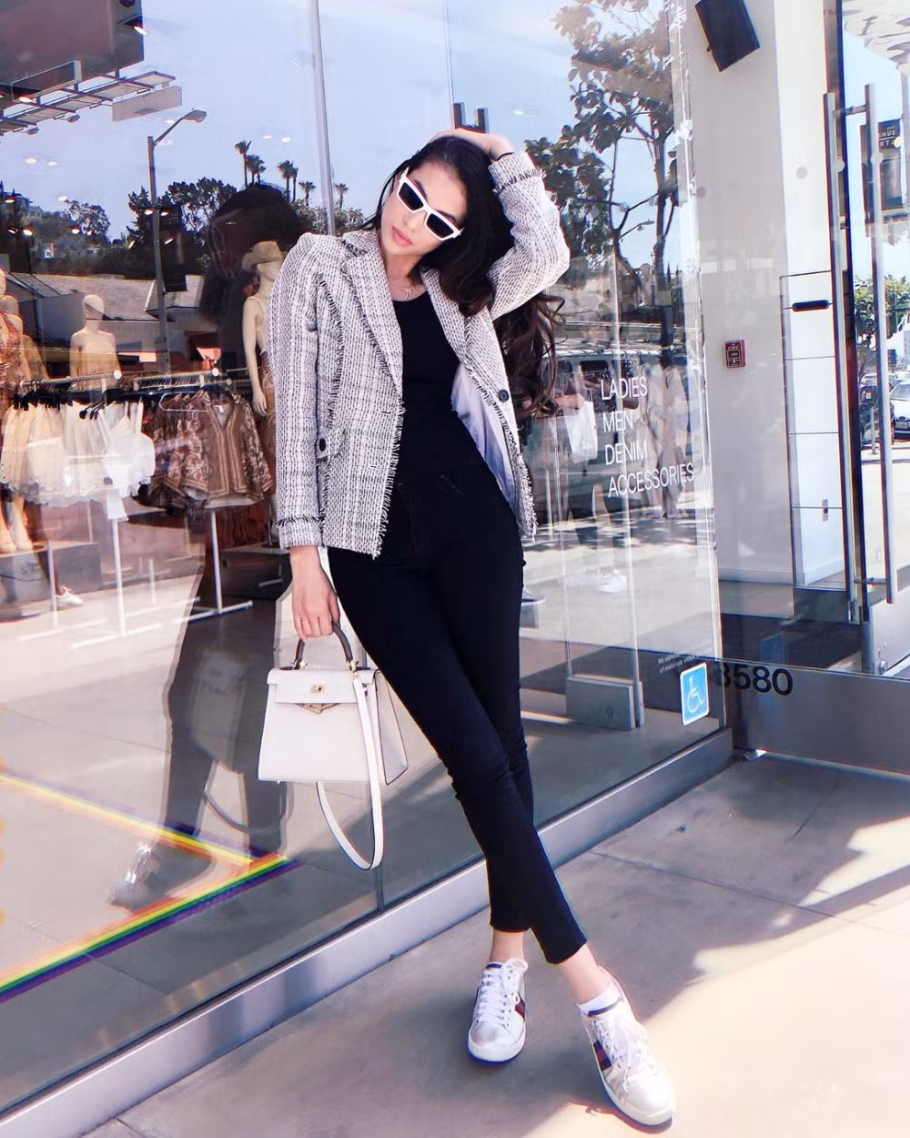 Phạm Hương phối đồ giữ hai tông màu đen trắng cực ăn ý và tôn dáng chuẩn siêu mẫu của mình. Cách phối đồ cao tay và sang chảnh hóa phong cách thời trang của hoa hậu Phạm Hương khiến mọi người nên học hỏi theo.