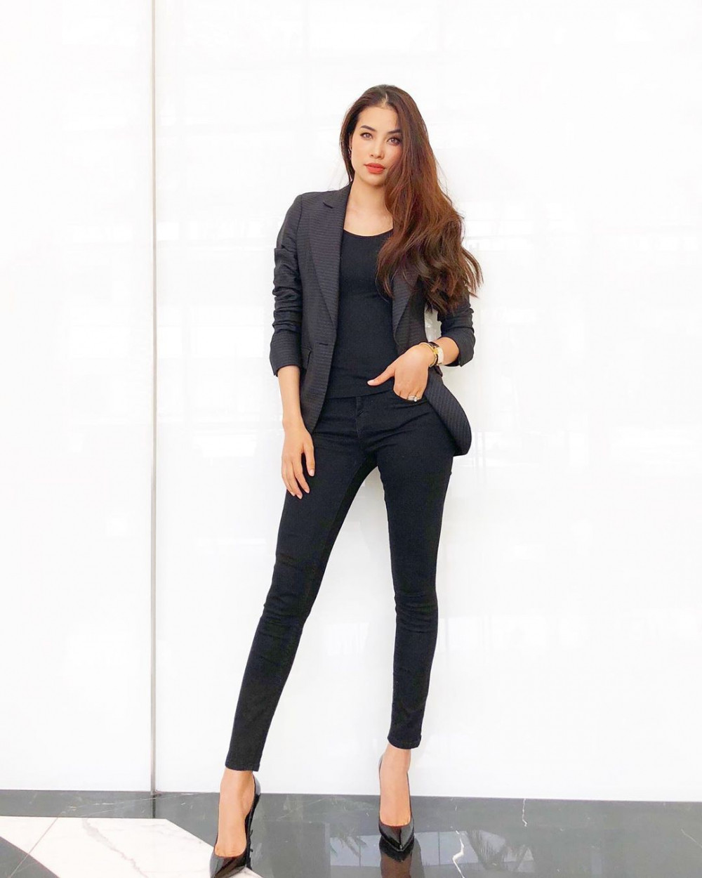 Phạm Hương diện cả cây đen sang chảnh và thời thượng, đặc biệt đôi chân dài miên man càng lộ rõ khi đi đôi giày cao gót mũi nhọn làm tôn dáng và thần thái của cô.