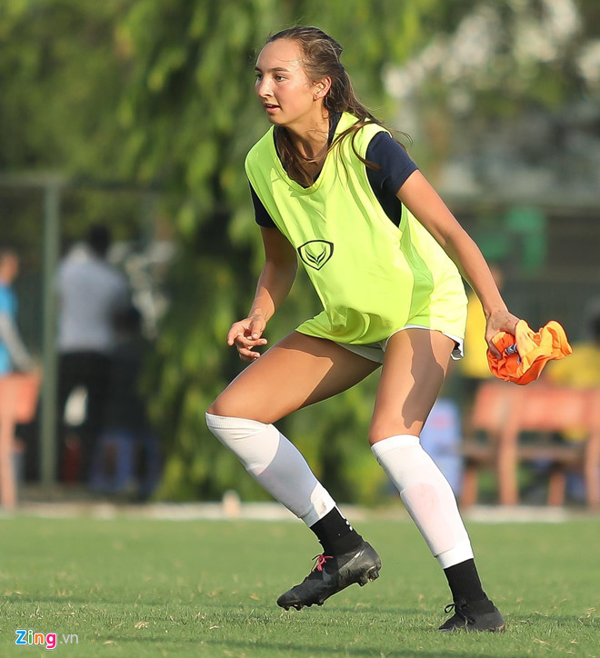 Cô chị Chelsea Le sinh năm 2001, hiện chơi ở vị trí tiền đạo. 10X sở hữu chiều cao 1,70 m và vóc dáng cân đối, khỏe khoắn. Lê Liên, ông nội hai chị em, từng chia sẻ với Zing.vn ông hy vọng Chelsea sẽ về Việt Nam phục vụ đội tuyển trong chiến dịch World Cup nữ 2023.