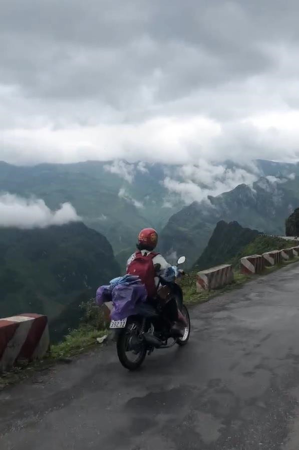 Hoang hon nu phuot thu chay xe nguoc chieu tren duong deo Ha Giang