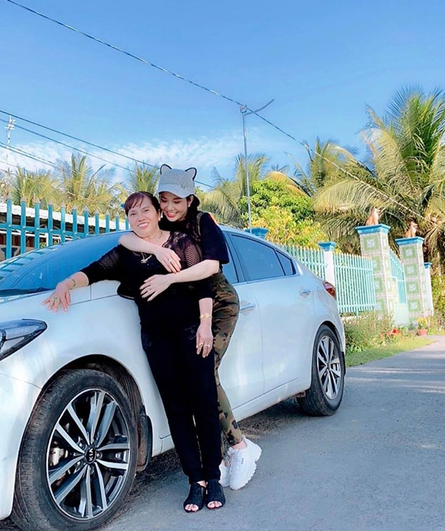 Dù tuổi đời còn trẻ nhưng nhờ hoạt động nghệ thuật, nhận show quảng cáo, làm mẫu ảnh, cô đã sắm được xe hơi riêng để tiện đi làm, đưa mẹ về quê hay đi chơi.