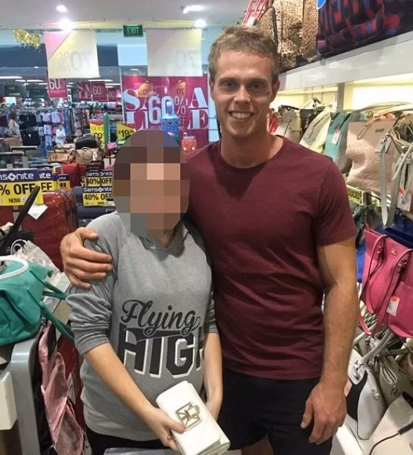 Trong cung 1 ngay, chang trai 23 tuoi len chuc bo va ong ngoai-Hinh-2