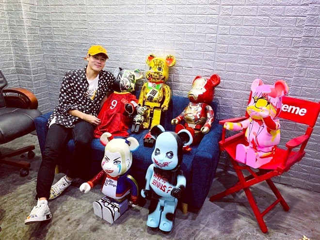 Tiền đạo đến từ Hải Dương cũng khá yêu thích đồ chơi xa xỉ Bearbrick - mô hình thường được hội con nhà giàu, các tín đồ thời trang sưu tầm. Anh thậm chí còn ưu ái cho chú gấu đồ chơi khoác chiếc áo thi đấu của mình.