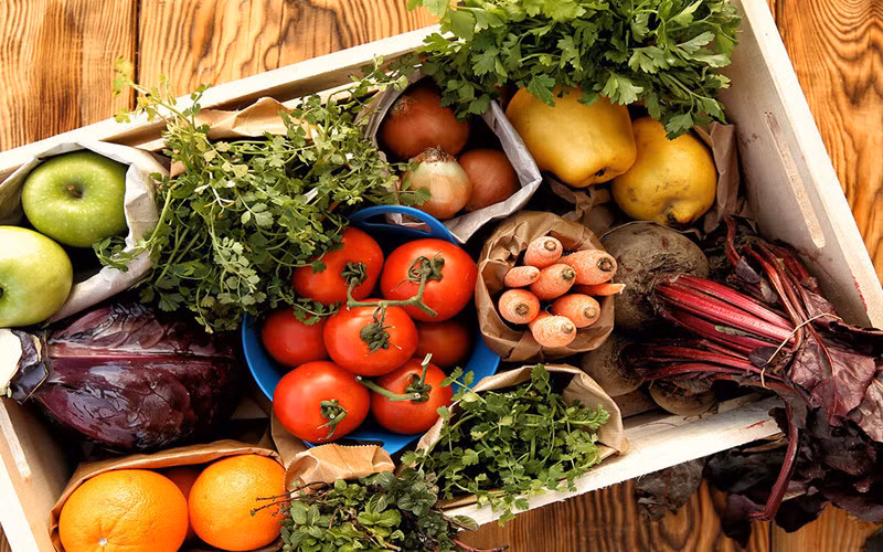 Ăn uống lành mạnh: Chế độ ăn uống có vai trò quan trọng trong việc giữ sức khỏe tốt. Tập thói quen ăn uống lành mạnh, nhiều rau xanh và hạn chế các loại thực phẩm giàu chất béo, chất kích thích luôn đem lại cho bạn một cơ thể khỏe cả bên trong lẫn bên ngoài.