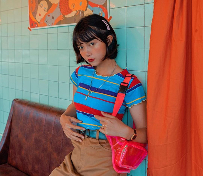 9X Sài thành không gói gọn bản thân trong phong cách nào. Cô không ngần ngại thử sức với nhiều hình ảnh khác nhau từ sporty chic, sang trọng, nữ tính đến cá tính, năng động. Hiện tại, cô có cuộc sống hạnh phúc bên bạn trai Long Trần.