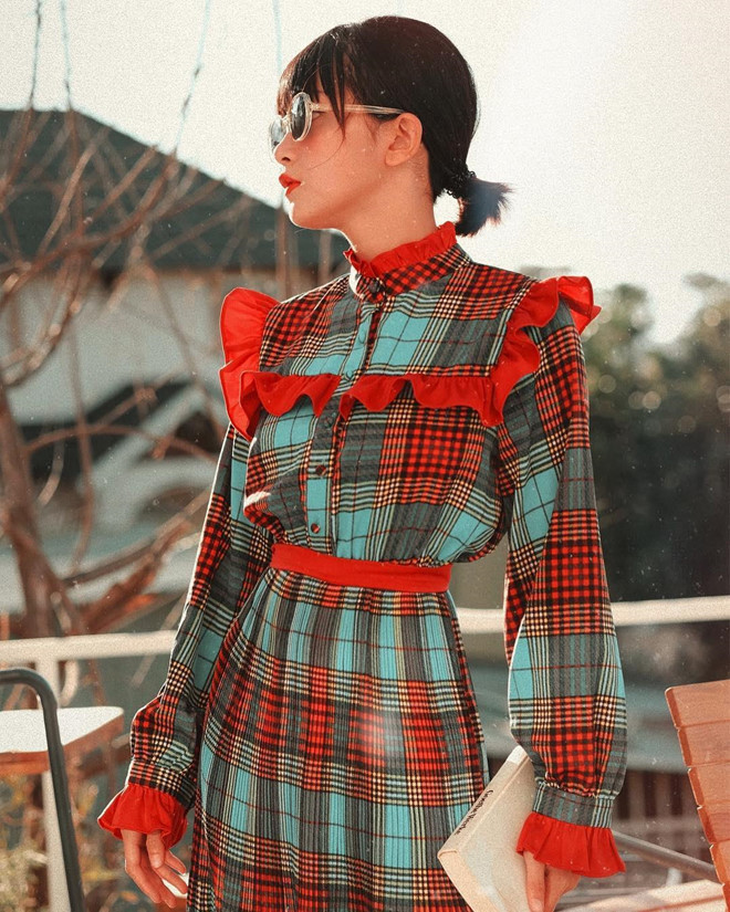 Mai Kỳ Hân sở hữu chiều cao 1,57 m, đôi mắt to long lanh và vẻ ngoài được ví như búp bê. Vì thế, cô thường xuyên bị nhầm lẫn là con lai. Nhờ biểu cảm đa dạng và thần thái sắc lạnh, hot girl 24 tuổi nhận được nhiều lời mời làm mẫu ảnh cho các nhãn hàng thời trang.