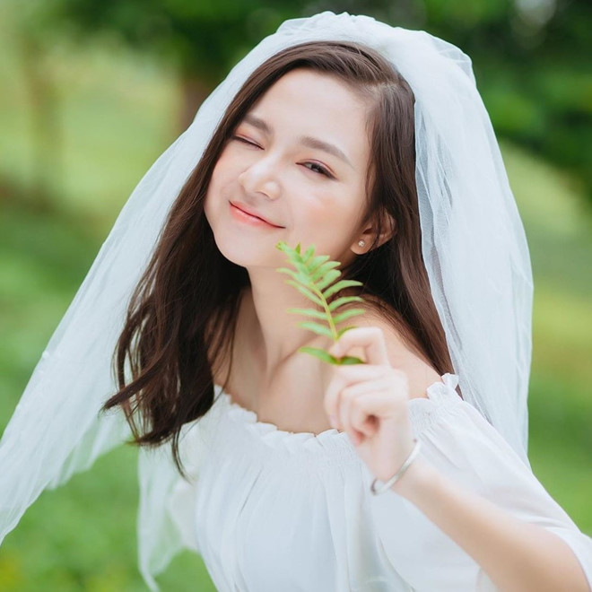 Vũ Ngọc Kim Chi (sinh năm 1999) là nàng “nấm lùn” nổi tiếng trên mạng xã hội. 9X sở hữu gương mặt dễ thương, trong sáng và ngoại hình nóng bỏng với số đo ba vòng 83-59-85.