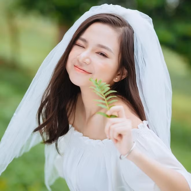 Vũ Ngọc Kim Chi (sinh năm 1999) là nàng “nấm lùn” nổi tiếng trên mạng xã hội. 9X sở hữu gương mặt dễ thương, trong sáng và ngoại hình nóng bỏng với số đo ba vòng 83-59-85.