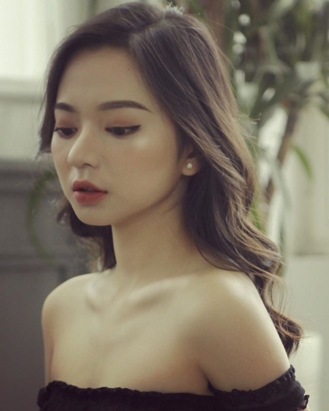 Hiện Kim Chi là mẫu ảnh, streamer được nhiều bạn trẻ biết đến. Cô gái 20 tuổi theo đuổi phong cách gợi cảm, sexy. Cô cũng thường đăng ảnh khoe đường cong “hút mắt” trên trang cá nhân.