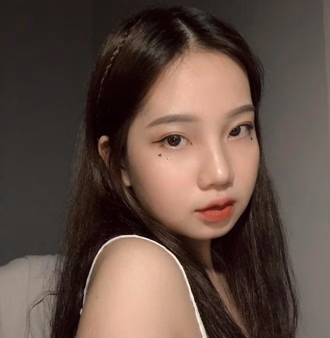 Cô nàng bén duyên với nghề mẫu ảnh từ năm lớp 12 và có thu nhập tốt nhờ công việc này. 9X hiện có gần 300.000 follower trên trang cá nhân.