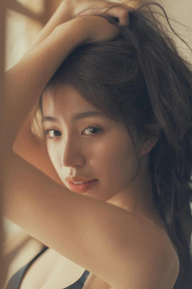 Hot girl Hà thành cũng nhận được không ít lời khen về nhan sắc ngày càng trưởng thành. Tuy thay đổi phong cách, nhiều người cho rằng 9X vẫn giữ được nét dịu dàng, nữ tính.