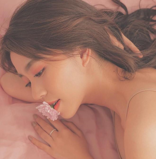 Mẫn Tiên (sinh năm 1996) từng được mệnh danh là "hot girl kẹo ngọt" khi sở hữu vẻ đẹp đáng yêu, trong sáng. Thời gian gần đây, nàng "nấm lùn" khiến người hâm mộ ngạc nhiên khi thường xuyên đăng ảnh trong trang phục gợi cảm.