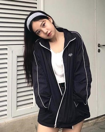 Uyên Vy sở hữu đôi mắt to tròn, vóc dáng nhỏ nhắn cùng chiều cao 1,50 m. Hot girl Đà Nẵng được nhiều người nhận xét giống nữ diễn viên IU của Hàn Quốc.