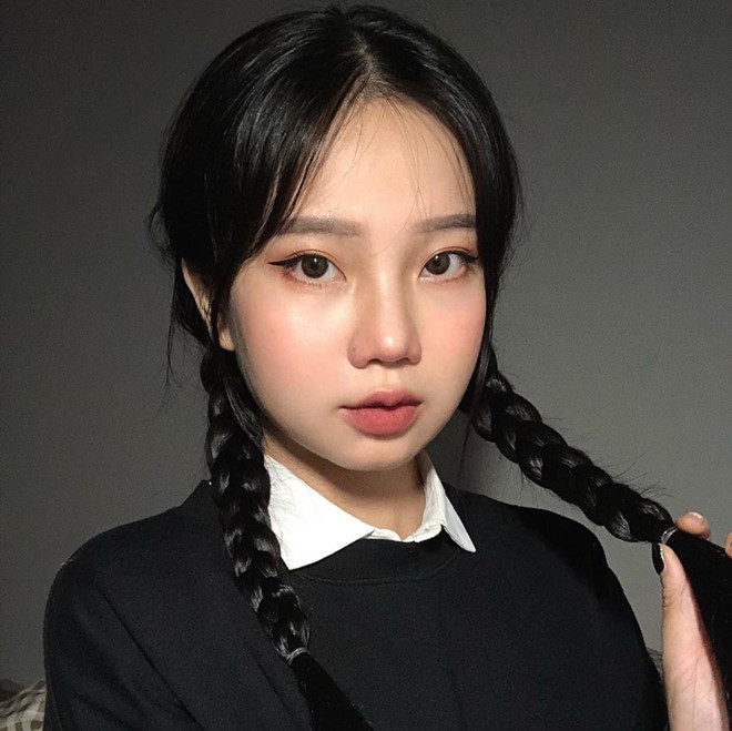 Lê Uyên Vy (sinh năm 1999) từng gây chú ý khi sở hữu vẻ đẹp đúng chuẩn những ulzzang Hàn Quốc. Cô là sinh viên năm 3 của Đại học Duy Tân, Đà Nẵng.