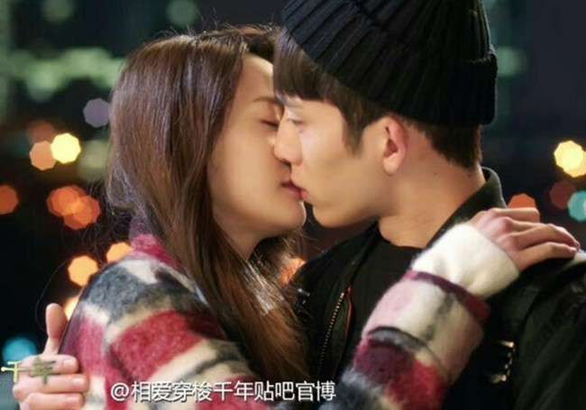 Trong “Tình yêu vượt qua ngàn năm” Trịnh Sảng và Tỉnh Bách Nhiên có cảnh khóa môi ngọt ngào. Thực tế ở hậu trường, nữ diễn viên 1991 đã phải hét lên yêu cầu đạo diễn hô cắt vì để cả hai diễn cảnh hôn quá lâu.