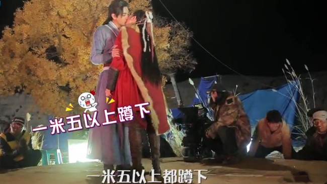 Ở hậu trường, để thực hiện được cảnh hôn lãng mạn này, hai nhân vật chính phải đứng trên một chiếc bục gỗ hình tròn lớn. Các nhân viên trong đoàn phim vừa xoay bục gỗ, vừa tạo ánh sáng để lên phim cảnh quay được đẹp nhất.