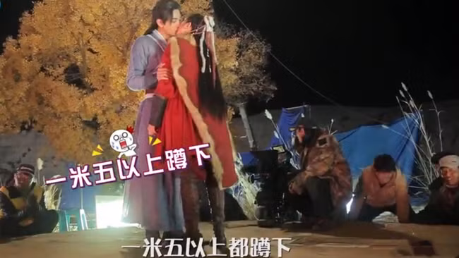 Ở hậu trường, để thực hiện được cảnh hôn lãng mạn này, hai nhân vật chính phải đứng trên một chiếc bục gỗ hình tròn lớn. Các nhân viên trong đoàn phim vừa xoay bục gỗ, vừa tạo ánh sáng để lên phim cảnh quay được đẹp nhất.