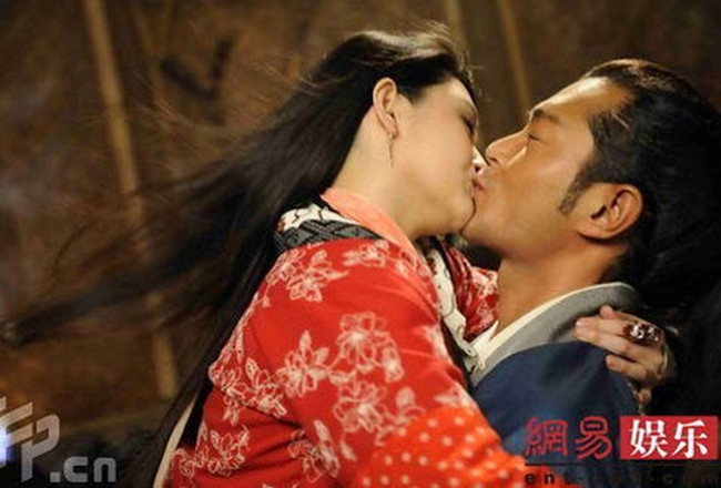 Nói về cảnh hôn với Từ Hy Viên trong “Forbidden City Cop: Smart Dog” Cổ Thiên Lạc cho biết anh không thể tập trung khi đóng cảnh khóa môi Đại S. Thậm chí, các cảnh hôn của cặp đôi phải quay suốt từ sáng đến đêm. “Dương Quá” đẹp trai nhất màn ảnh chia sẻ, anh và Từ Hy Viên hôn nhiều đến nỗi tóc mình dựng đứng lên, không có cảm giác thoải mái.