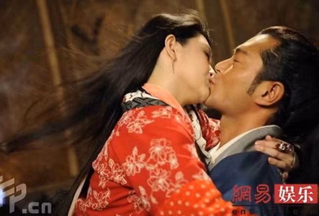 Nói về cảnh hôn với Từ Hy Viên trong “Forbidden City Cop: Smart Dog” Cổ Thiên Lạc cho biết anh không thể tập trung khi đóng cảnh khóa môi Đại S. Thậm chí, các cảnh hôn của cặp đôi phải quay suốt từ sáng đến đêm. “Dương Quá” đẹp trai nhất màn ảnh chia sẻ, anh và Từ Hy Viên hôn nhiều đến nỗi tóc mình dựng đứng lên, không có cảm giác thoải mái.