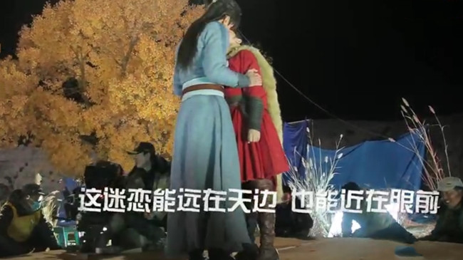 Trong khi hai diễn viên chính tập trung diễn xuất, ê-kíp đoàn phim bao gồm hàng chục nhân viên đều có mặt ở phim trường. Cảnh quay ở hậu trường thực tế không lãng mạn như nhiều người nghĩ. Bành Tiểu Nhiễm từng chia sẻ, cô cảm thấy khá ngại ngùng khi diễn cảnh hôn. Biết cô lo lắng, Trần Tinh Húc thường xuyên trêu đùa để bạn diễn giải tỏa được áp lực.