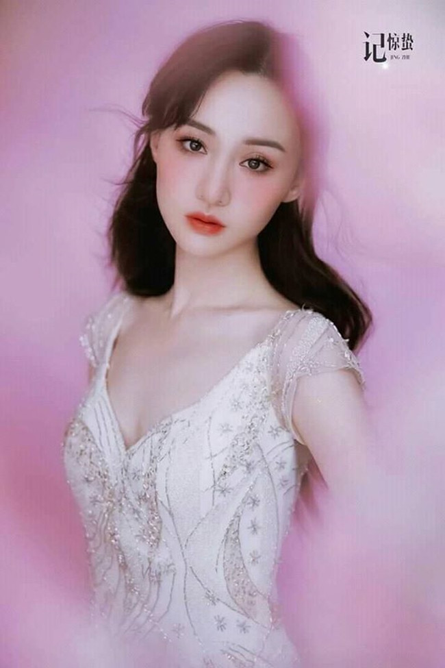 Mới đây, nữ diễn viên 9X vừa công khai chia tay bạn trai Trương Hằng. Chuyện tình của cô không được fan ủng hộ. Thời gian gần đây, Trịnh Sảng tích cực tham gia nhiều sự kiện. Nhan sắc của cô đào nhận được nhiều lời khen ngợi.