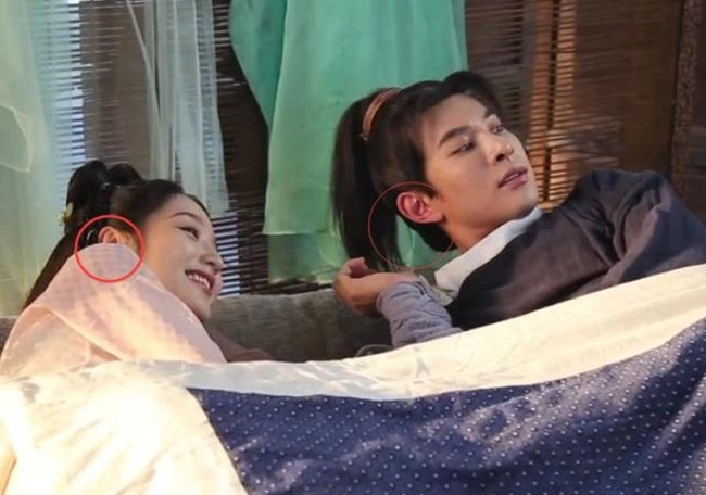 Ngoài cảnh hôn lãng mạn ở bến sông, hai nhân vật phụ còn có cảnh khóa môi khi vừa thức dậy. Vì ở trường quay có khá nhiều người, điều này khiến Phùng Kiến Vũ và Tiêu Yến tỏ ra rụt rè. Trong hình ảnh hậu trường được tiết lộ, cặp đôi bị cư dân mạng soi đôi tai ửng đỏ vì ngại ngùng.