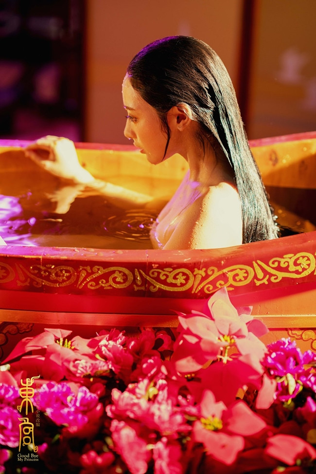 Ngoài cảnh hôn với nam thần họ Trần, "gà cưng" của Phạm Băng Băng còn có cảnh tắm vô cùng nóng bỏng. Thành công của "Đông Cung" giúp tên tuổi Bành Tiểu Nhiễm được nhiều khán giả biết tới hơn.