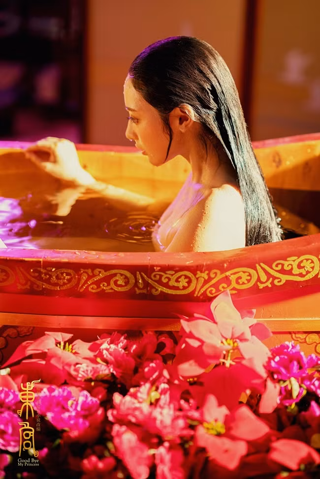 Ngoài cảnh hôn với nam thần họ Trần, "gà cưng" của Phạm Băng Băng còn có cảnh tắm vô cùng nóng bỏng. Thành công của "Đông Cung" giúp tên tuổi Bành Tiểu Nhiễm được nhiều khán giả biết tới hơn.