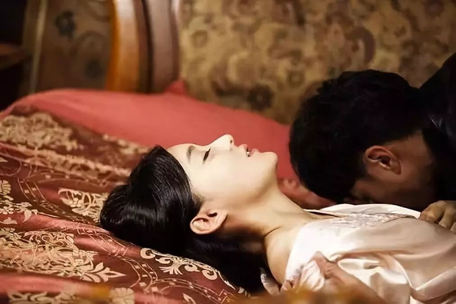 Sau vai diễn Nhậm Doanh Doanh trong “Tiếu ngạo giang hồ” bị luận ném đá, Viên San San gây chú ý với bộ phim thời Dân quốc “Phù dung cẩm” cùng loạt cảnh nóng táo bạo.