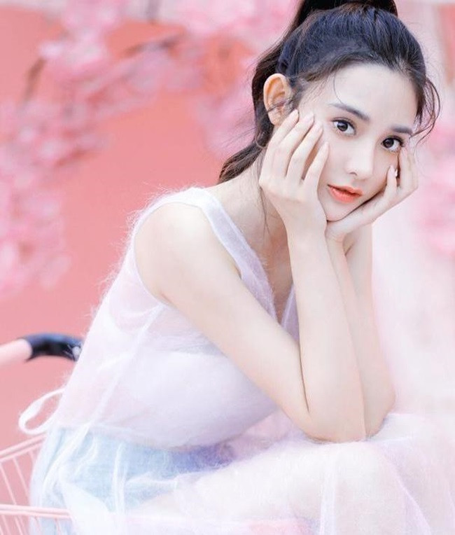 Sau gần một năm lên sóng, hiện tại người đẹp vẫn chưa vào đoàn phim mới nào. Sự nghiệp của Bành Tiểu Nhiễm không có nhiều khởi sắc khiến nhiều fan thấy tiếc nuối. Mới đây, người đẹp sinh năm 1990 tham gia show truyền hình "Diễn viên mời vào chỗ".