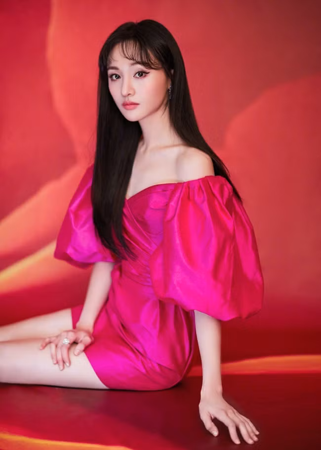 Lấy lý do để bắt được cảm xúc thân mật giữa Trịnh Sảng và Tỉnh Bách Nhiên, đạo diễn yêu cầu cả hai diễn viên phải diễn cảnh hôn trong suốt 3 tiếng đồng hồ, dẫn đến cơ miệng của Trịnh Sảng... bị liệt.