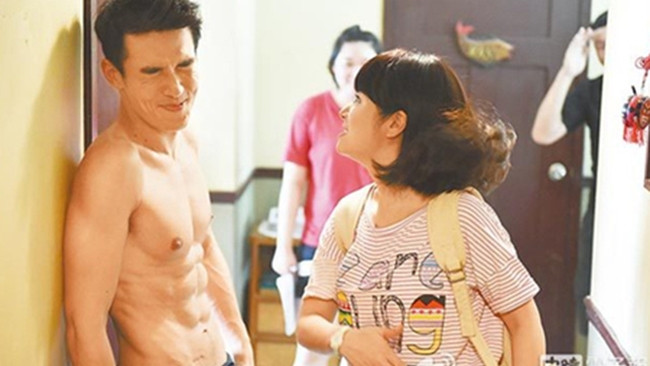 Sau cảnh quay cưỡng hôn, theo kịch bản nhân vật Lâm Tâm Như sẽ tát Dương Nhất Triển. Tuy nhiên, vì nàng “Hạ Tử Vy” ra tay quá mạnh bạo khiến má nam diễn họ Dương bị sưng đỏ.