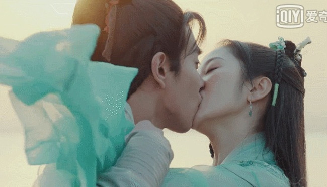 Trong “Tân Bạch nương tử truyền kỳ” 2019, nhân vật Thanh Xà (Tiêu Yến) có hai cảnh khóa môi vô cùng ngọt ngào với Trương Ngọc Đường (Phùng Kiến Vũ đóng). Trả lời phỏng vấn tờ Ifeng, Tiêu Yến cho biết đây là nụ hôn đầu tiên trên màn ảnh của cô. Người đẹp sinh năm 1997 cho biết, để cảnh hôn trở nên lãng mạn và hoàn hảo hơn, cô đã uống một chút rượu trước khi quay vì quá lo lắng.