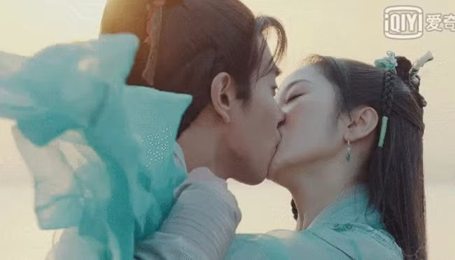 Trong “Tân Bạch nương tử truyền kỳ” 2019, nhân vật Thanh Xà (Tiêu Yến) có hai cảnh khóa môi vô cùng ngọt ngào với Trương Ngọc Đường (Phùng Kiến Vũ đóng). Trả lời phỏng vấn tờ Ifeng, Tiêu Yến cho biết đây là nụ hôn đầu tiên trên màn ảnh của cô. Người đẹp sinh năm 1997 cho biết, để cảnh hôn trở nên lãng mạn và hoàn hảo hơn, cô đã uống một chút rượu trước khi quay vì quá lo lắng.