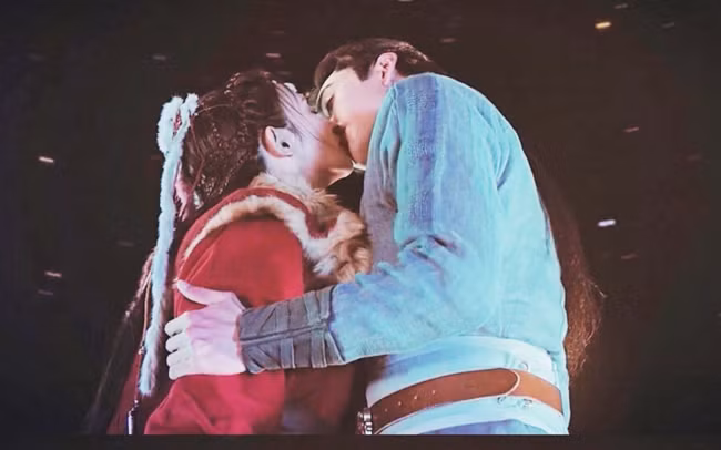 “Đông Cung” là một trong những bộ phim truyền hình thành công của điện ảnh Hoa ngữ năm 2018. Màn tương tác ngọt ngào giữa Bành Tiểu Nhiễm (vai Tiểu Phong) và Trần Tinh Húc (vai Lý Thừa Ngân) là đề tài thảo luận sôi nổi của cư dân mạng. Ngoài những tình tiết ngược tâm, “Đông Cung” còn gây chú ý với những cảnh lãng mạn của hai nhân vật chính. Một trong những phân cảnh đáng chú ý nhất là nụ hôn đom đóm ngọt ngào của Bành Tiểu Nhiễm và Trần Tinh Húc.