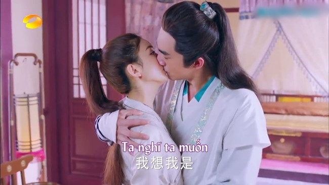 Là nam diễn viên đóng nhiều cảnh hôn song Lâm Canh Tân vẫn vô cùng ngại ngùng và xấu hổ khi diễn cảnh tình tứ với Triệu Lệ Dĩnh trong “Sở Kiều truyện”. Thậm chí, người đẹp sinh năm 1987 còn khẳng định “Lâm Canh Tân là người rất dễ ngại ngùng” sau khi hợp tác chung với anh chàng. Không những thế, sau khi xem lại cảnh hôn nhưng không ưng ý Triệu Lệ Dĩnh muốn tìm nam diễn viên “Võ thần Triệu Tử Long” để bàn bạc quay lại phân đoạn này. Tuy nhiên, Lâm Canh Tân đã chạy thẳng một mạch về xe riêng vì xấu hổ. Sau những chia sẻ của Triệu Lệ Dĩnh, fan đã soi được khoảnh khắc Lâm Canh Tân đỏ ửng tai vì ngại ngùng.