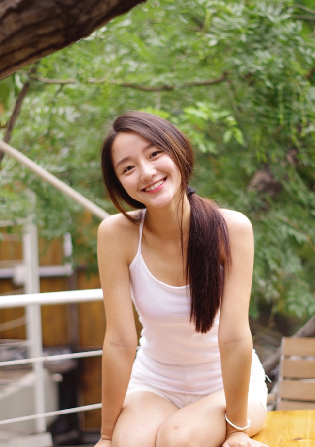 Tiêu Yến sinh năm 1997 là diễn viên triển vọng của điện ảnh Trung Quốc. Người đẹp 9X chỉ góp mặt trong hai tác phẩm truyền hình là “Chiêu diêu” và “Tân Bạch nương tử truyền kỳ” nhưng để lại ấn tượng mạnh với người hâm mộ.