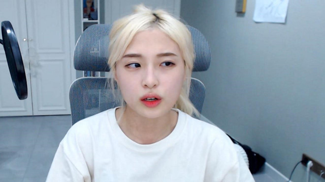 Tang nu YouTuber so tien lon, fan nam nhay cau vi khong duoc cam on