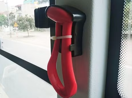 Lo ngai dung cu thoat hiem tren xe o to chi de doi pho