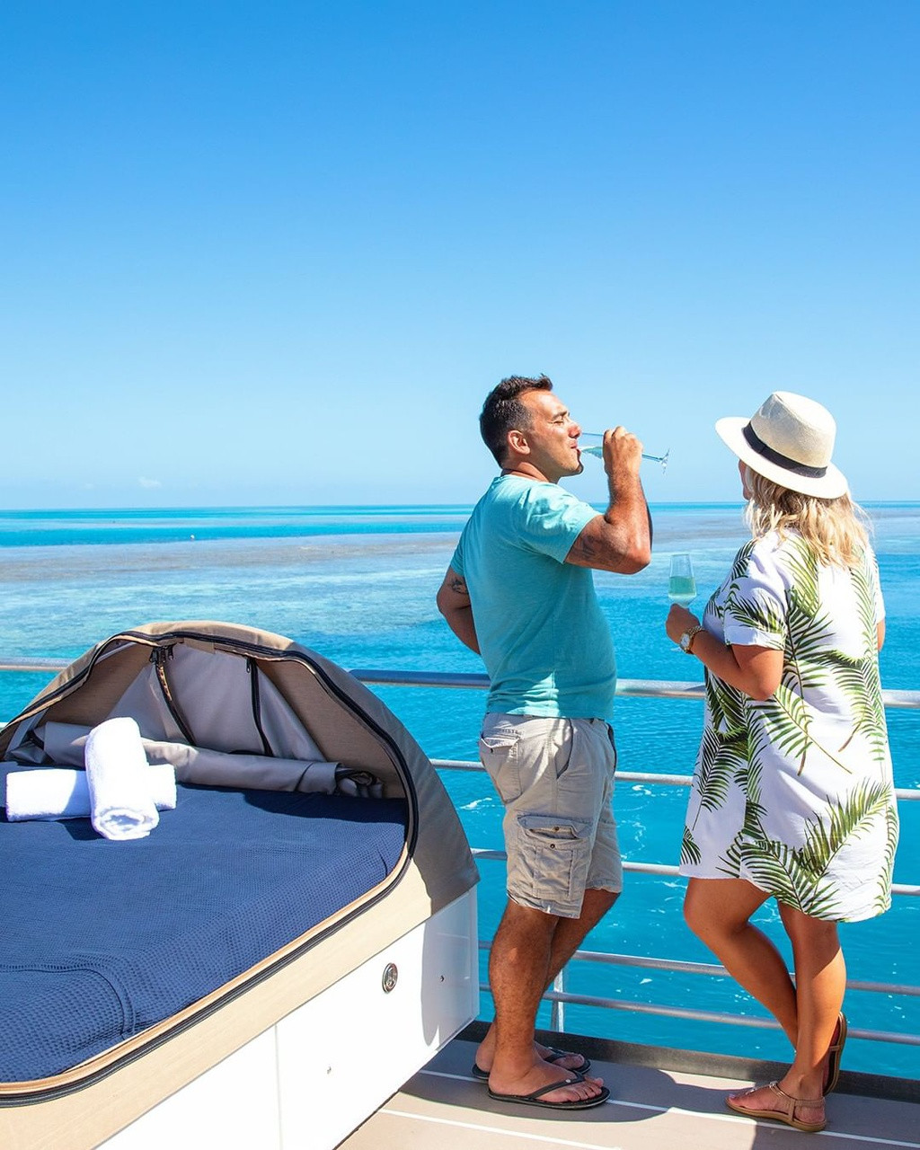 Ngoài việc nghỉ dưỡng hay ngắm các loài sinh vật biển, du khách còn có thể trải nghiệm việc lặn biển trực tiếp với các thợ lặn chuyên nghiệp hoặc thuê trực thăng để tham quan vùng vịnh. Thậm chí, bạn còn có thể tổ chức một bữa tiệc nướng tại đây. Ảnh:Cruisewhitsundays.