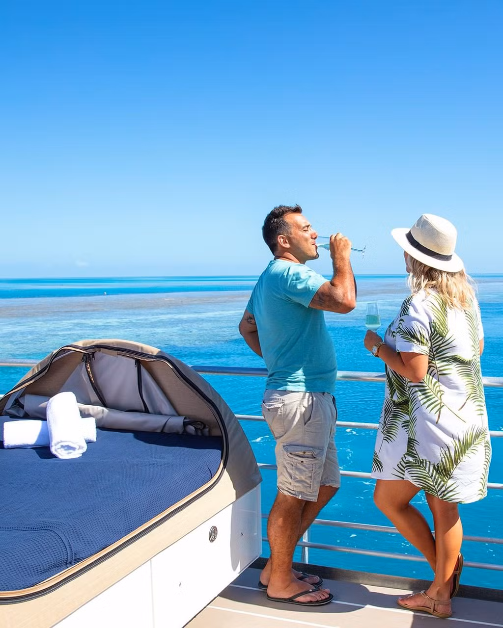 Ngoài việc nghỉ dưỡng hay ngắm các loài sinh vật biển, du khách còn có thể trải nghiệm việc lặn biển trực tiếp với các thợ lặn chuyên nghiệp hoặc thuê trực thăng để tham quan vùng vịnh. Thậm chí, bạn còn có thể tổ chức một bữa tiệc nướng tại đây. Ảnh:Cruisewhitsundays.